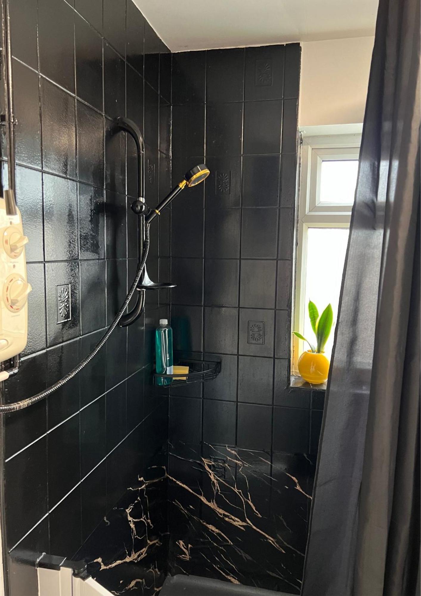 Homestay Double In Great Barr Near M5 - M6 - Parking - Tv Bed-garden