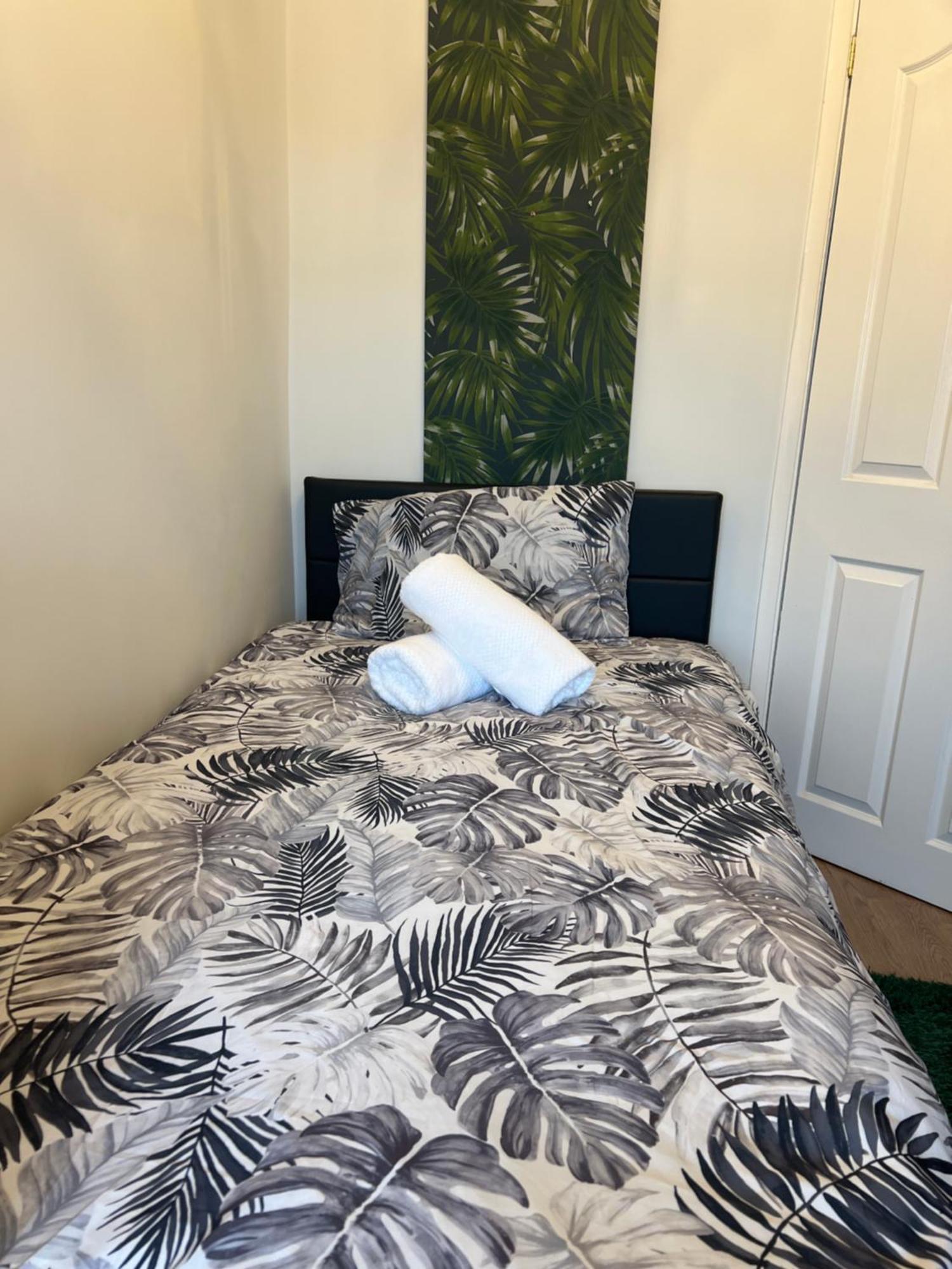 Double In Great Barr Near M5 - M6 - Parking - Tv Bed-garden Birmingham